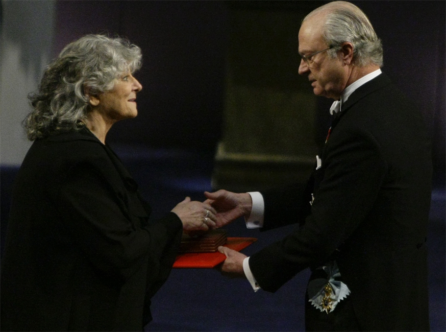 Ада Йонат принимает Нобелевскую премию у короля Швеции Карла Густава XVI, 10 декабря 2009 г. 