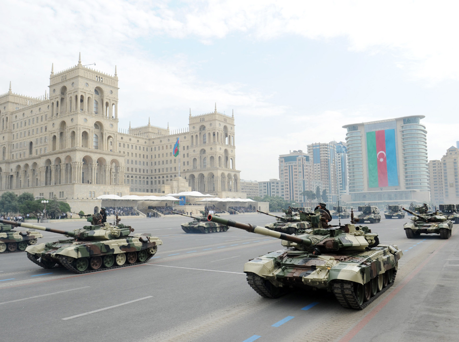 Азербайджанские танки на параде в Баку 