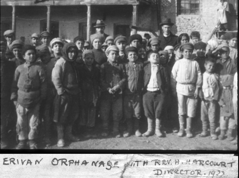 Երեւանի մանկատան սաները Պատվելի Հարքուրթի հետ 1922թ.