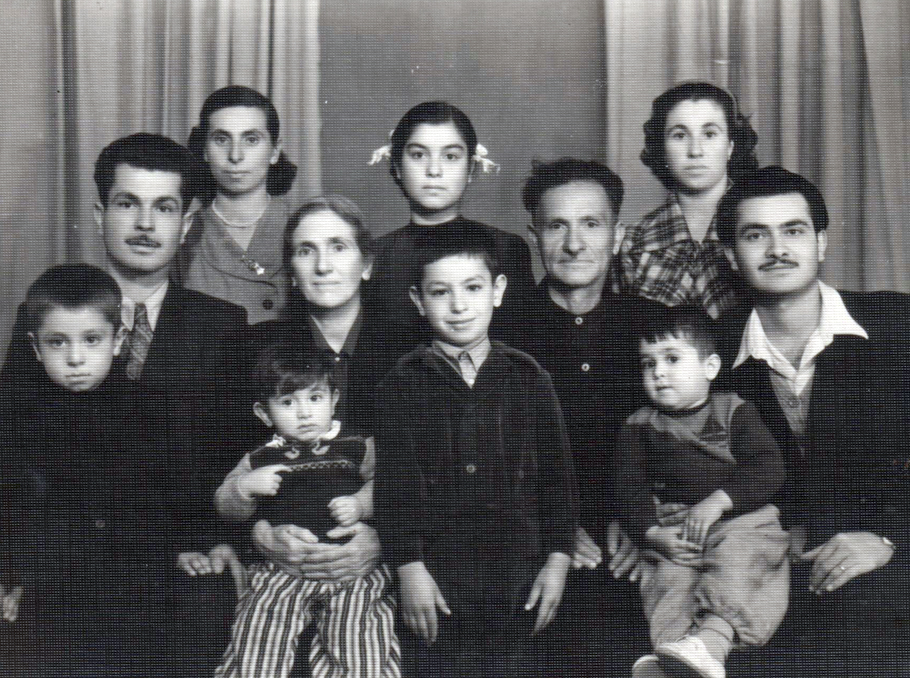 Овсеп и Лусацин с детьми и внуками. 