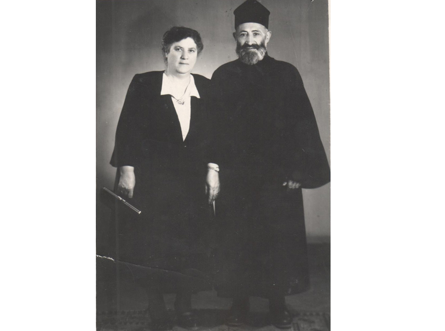 Первый священнослужитель района Нор Арабкир вместе с женой. 