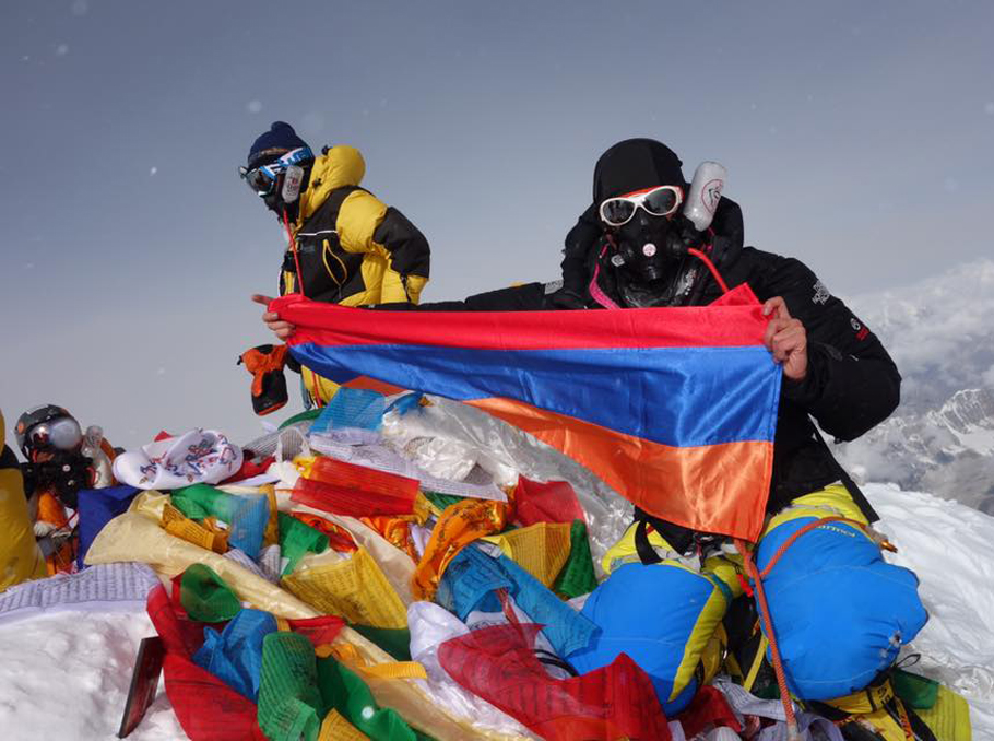 Ирена Харазова на вершине Эвереста с Флагом Армении