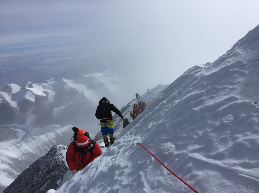 Ирена Харазова на подступах к вершине, на высоте 8800 метров