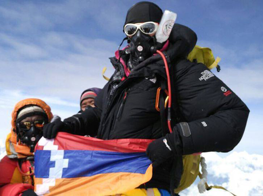 Ирена Харазова на вершине Эвереста с Флагом Арцаха