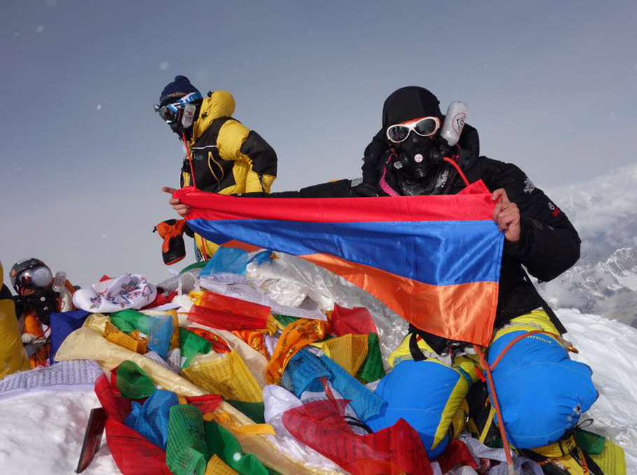 Ирена Харазова на вершине Эвереста