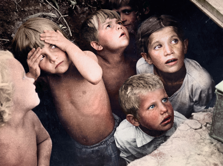 Երեխաները թաքնվել են օդային ռմբակոծումից Քիշնեւի արվարձանում, 1941թ.