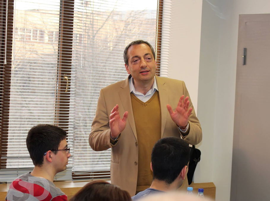 Areg Mickaelian conducts a lecture at  Mergelyan Club 