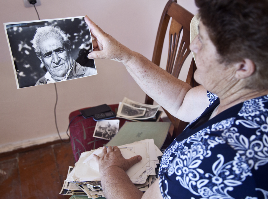 Աիդա Սարգսյանը ցույց է տալիս հոր լուսանկարը