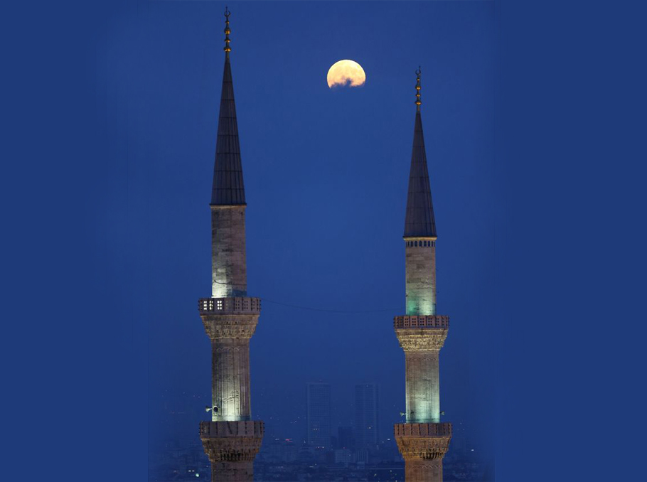 Կիսախավարած լուսինը մինարեթների մեջտեղում, Ստամբուլ, Թուրքիա 