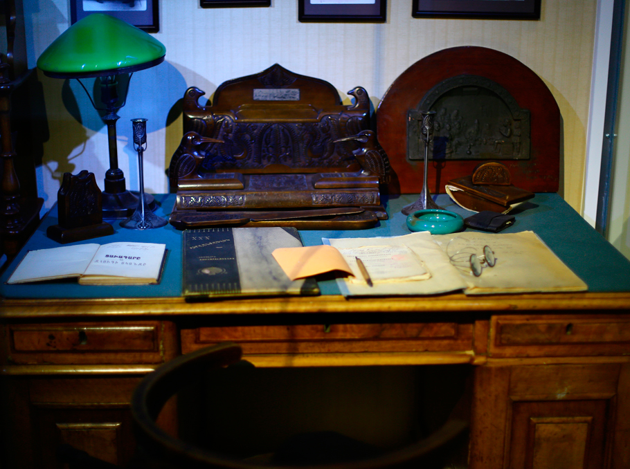 Շիրվանզադեի գրասեղանը (պահվում է Գրականության եւ արվեստի թանգարանում)