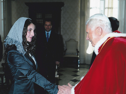 Ռոզա Աբրահամյանի եւ Հռոմի Պապի ձեռքսեղմումը