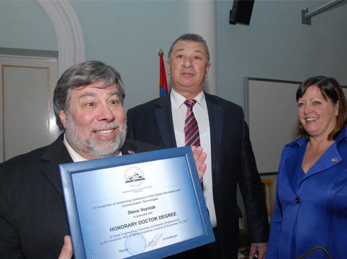 Стив Возняк удостоился звания Почетного доктора Инженерного университета Армении